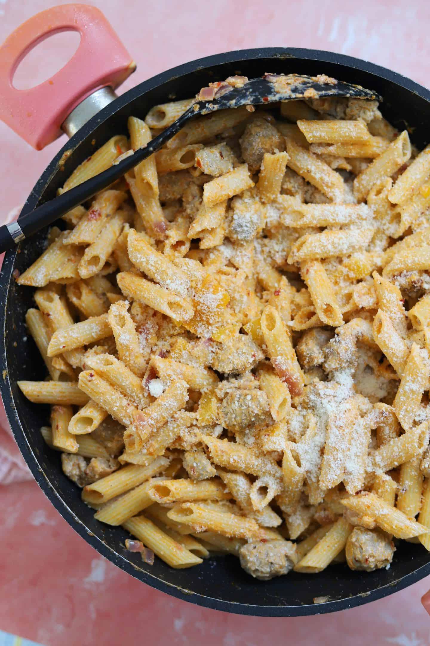 Pasta cremosa con salsiccia 3 Pasta cremosa con salsiccia in una padella.
