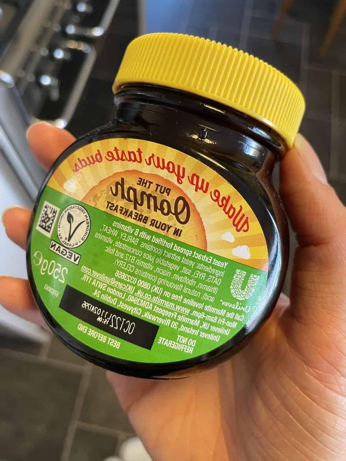 **Marmite è senza glutine?** 3 La lista ingredienti sul retro di un vasetto di Marmite, tenuto in mano.