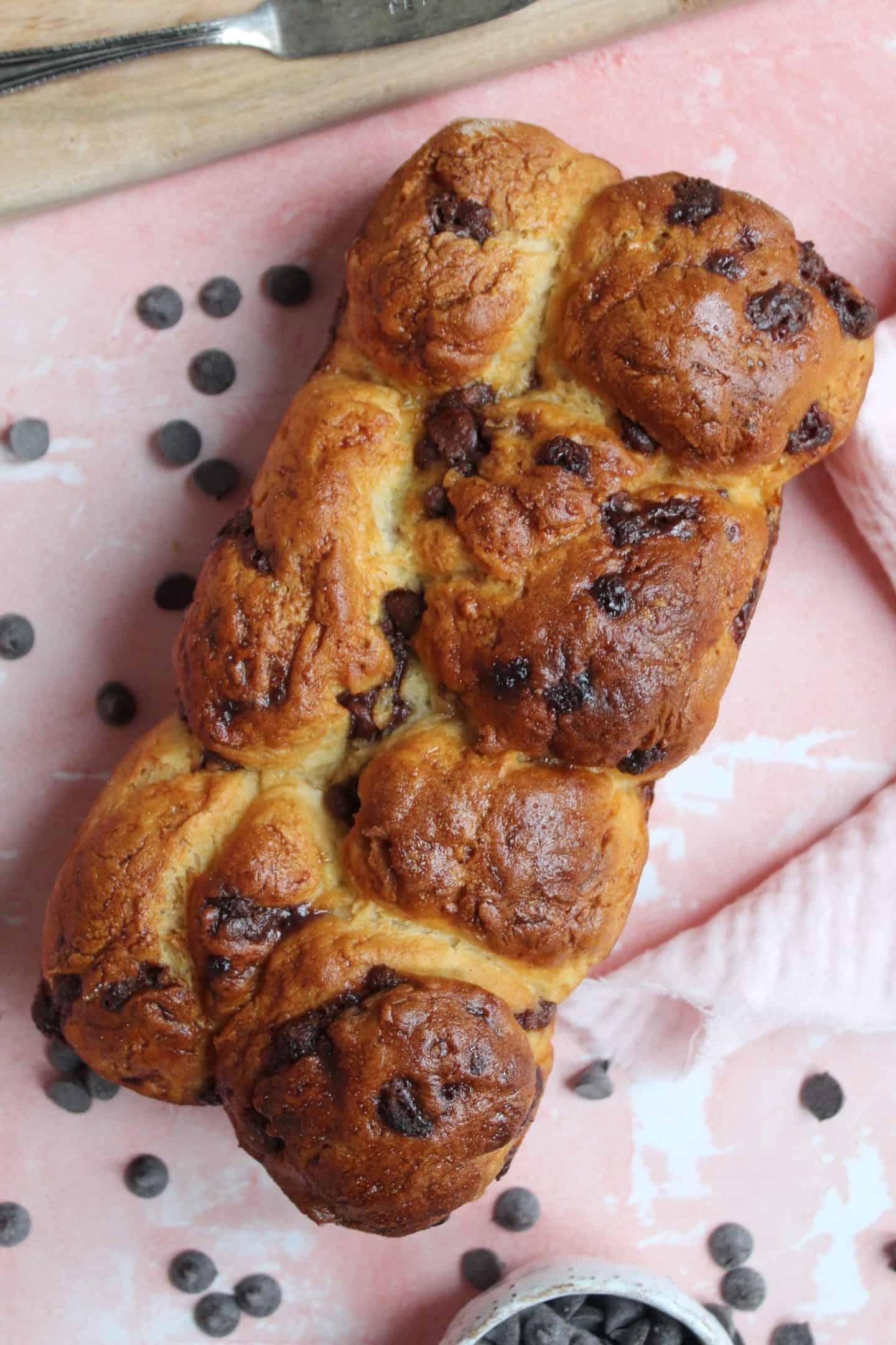 Brioche Senza Glutine con Gocce di Cioccolato 3 Una fetta di brioche senza glutine con gocce di cioccolato e la sua consistenza soffice