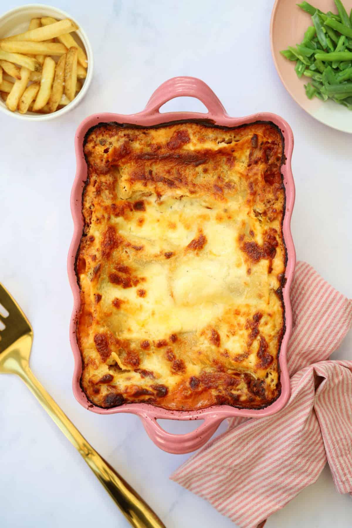 Lasagne Senza Glutine 3 Immagine dall'alto di lasagne senza glutine con patatine e fagiolini.