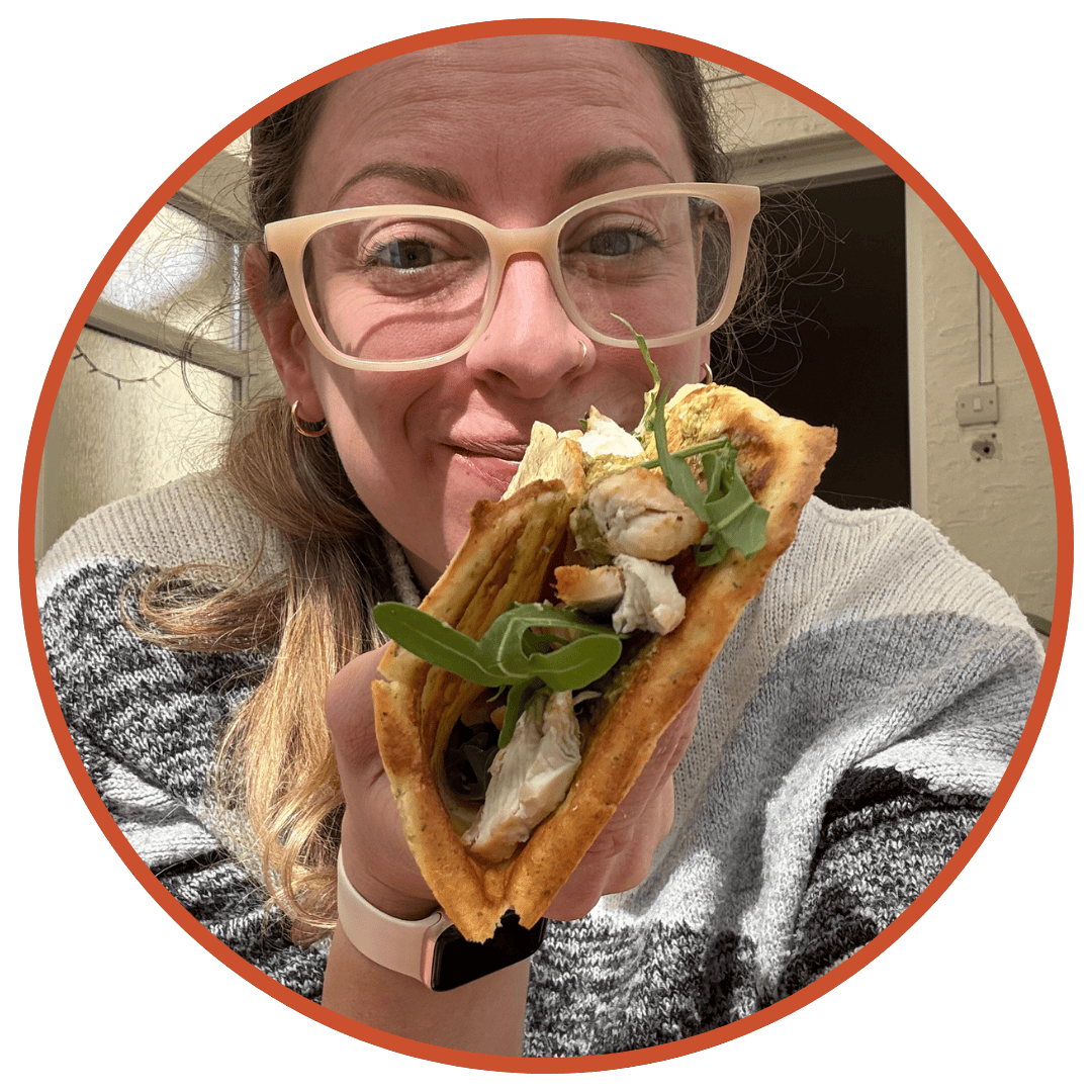 Focaccia con Ricotta 3 L'autrice Sarah Howells mostra una piadina di fiocchi di latte ripiena di insalata, visibilmente entusiasta.