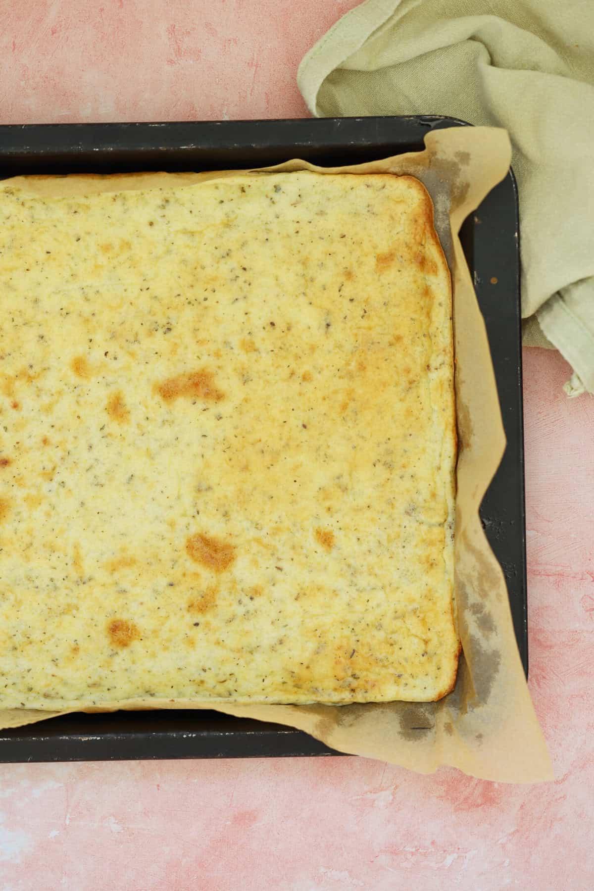 Focaccia con Ricotta 4 Una piadina di fiocchi di latte in una teglia da forno.