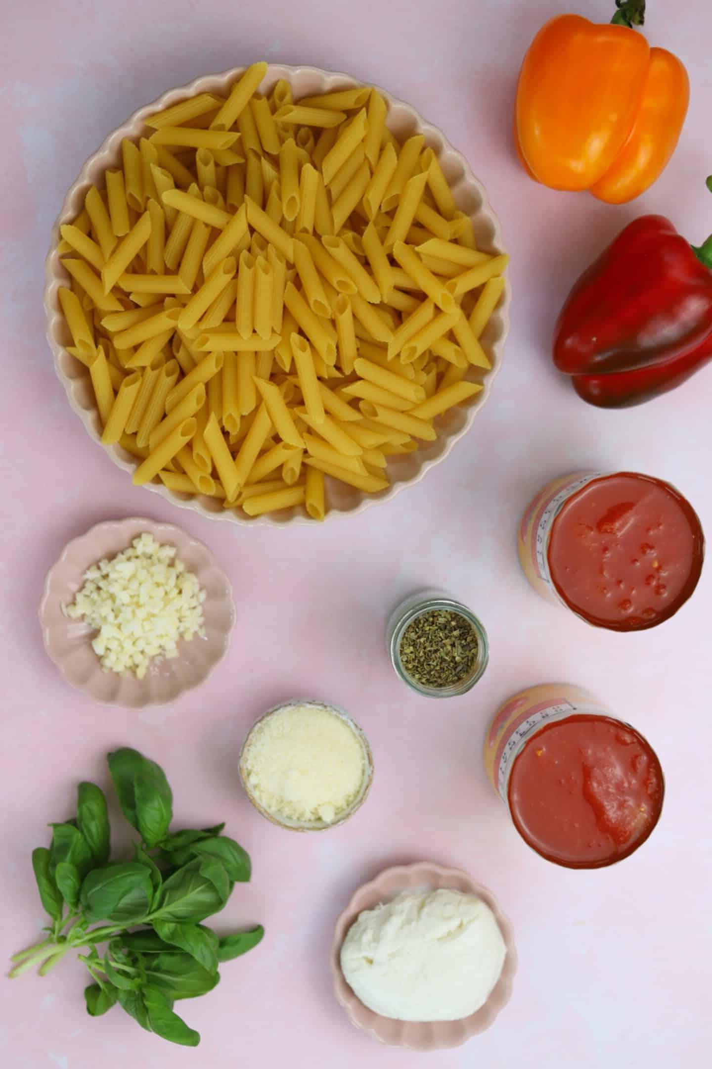 Pasta al Forno Senza Glutine 4 ingredienti per pasta al forno senza glutine: pasta, peperoni, pomodori, basilico e formaggio