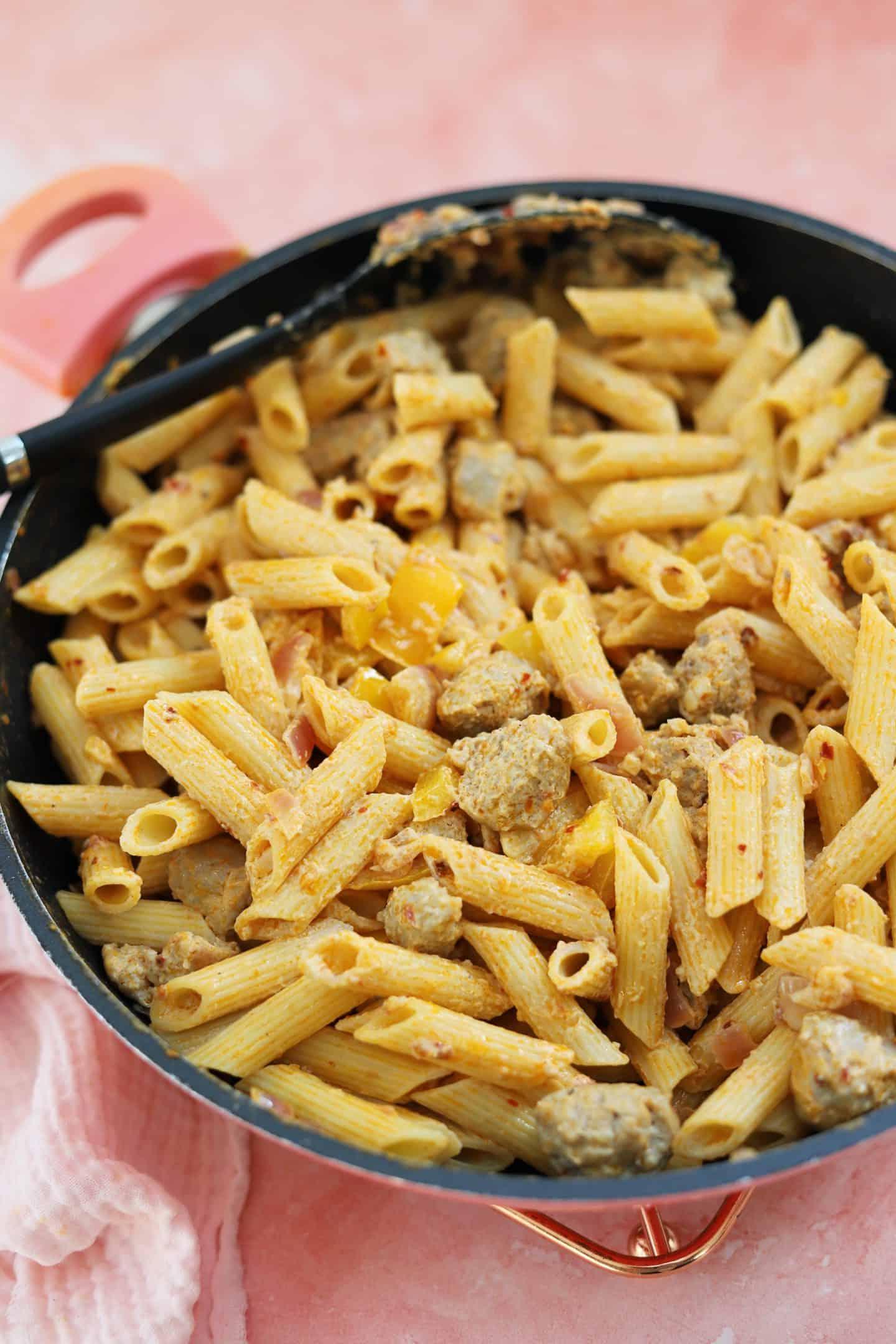 Pasta cremosa con salsiccia 4 Pasta cremosa con salsiccia in una padella.