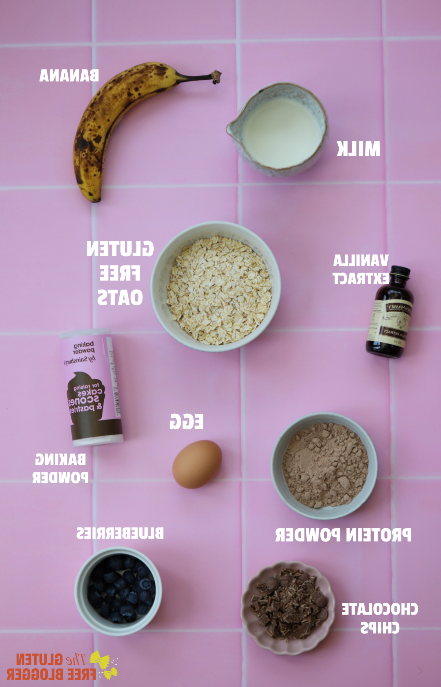 Avena al Forno 4 Ingredienti per l'avena al forno disposti su una superficie piastrellata rosa con etichette di testo.