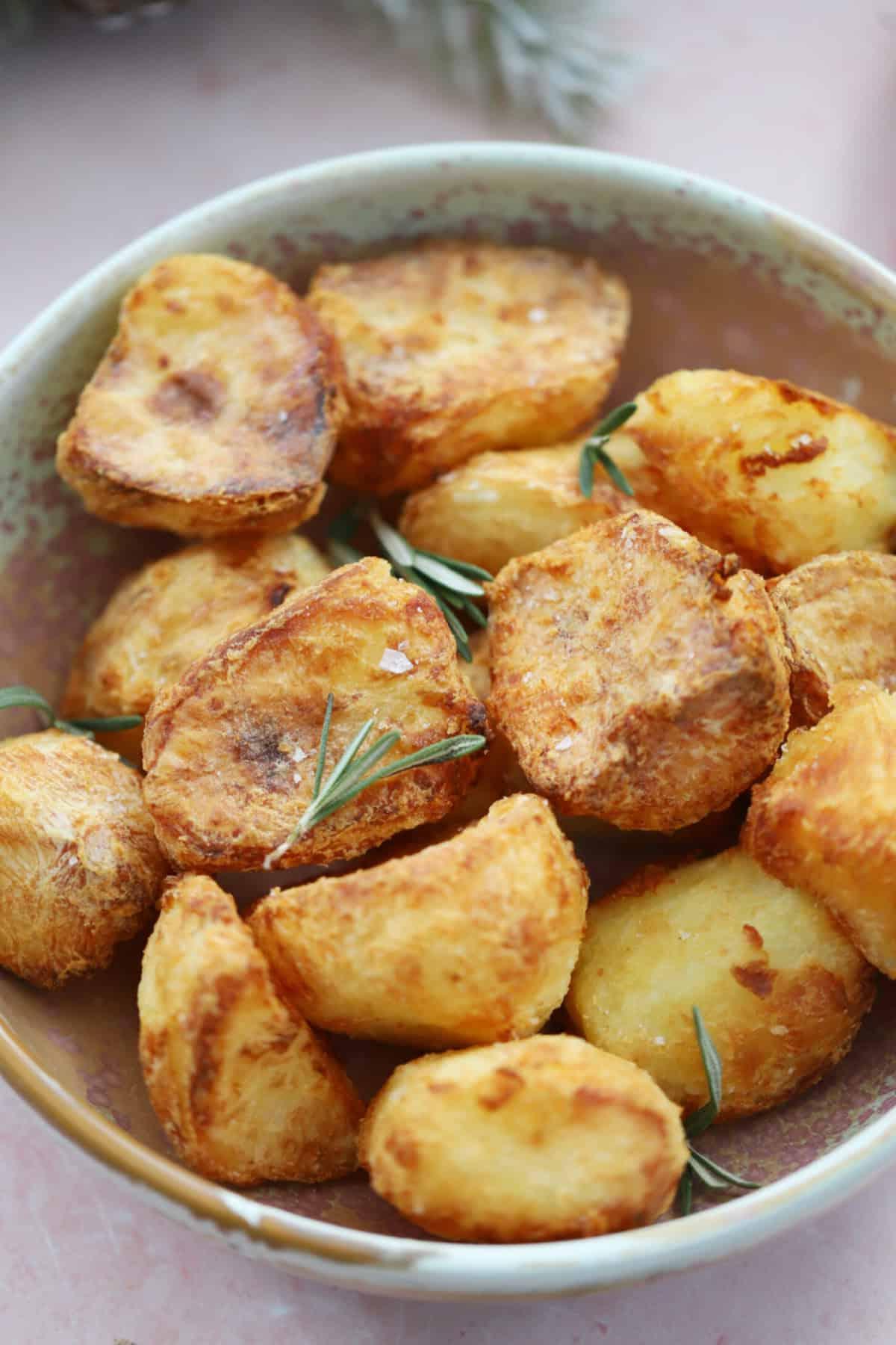 Patate Arrosto in Friggitrice ad Aria 4 Primo piano di patate crude sbollentate e condite, pronte per la friggitrice ad aria.