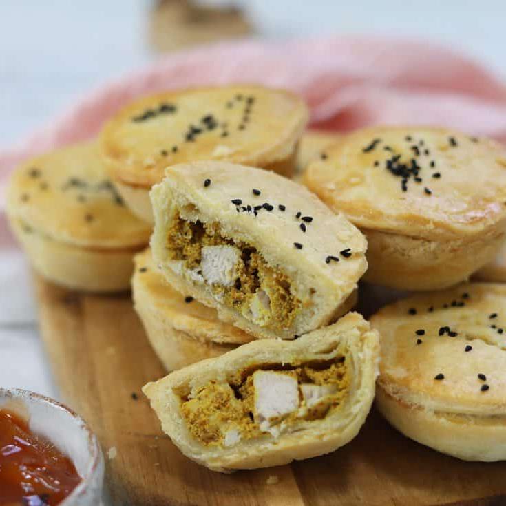 **Pasticci di Pollo all'Incoronazione Senza Glutine** 5 tortini di pollo coronation senza glutine su piatto