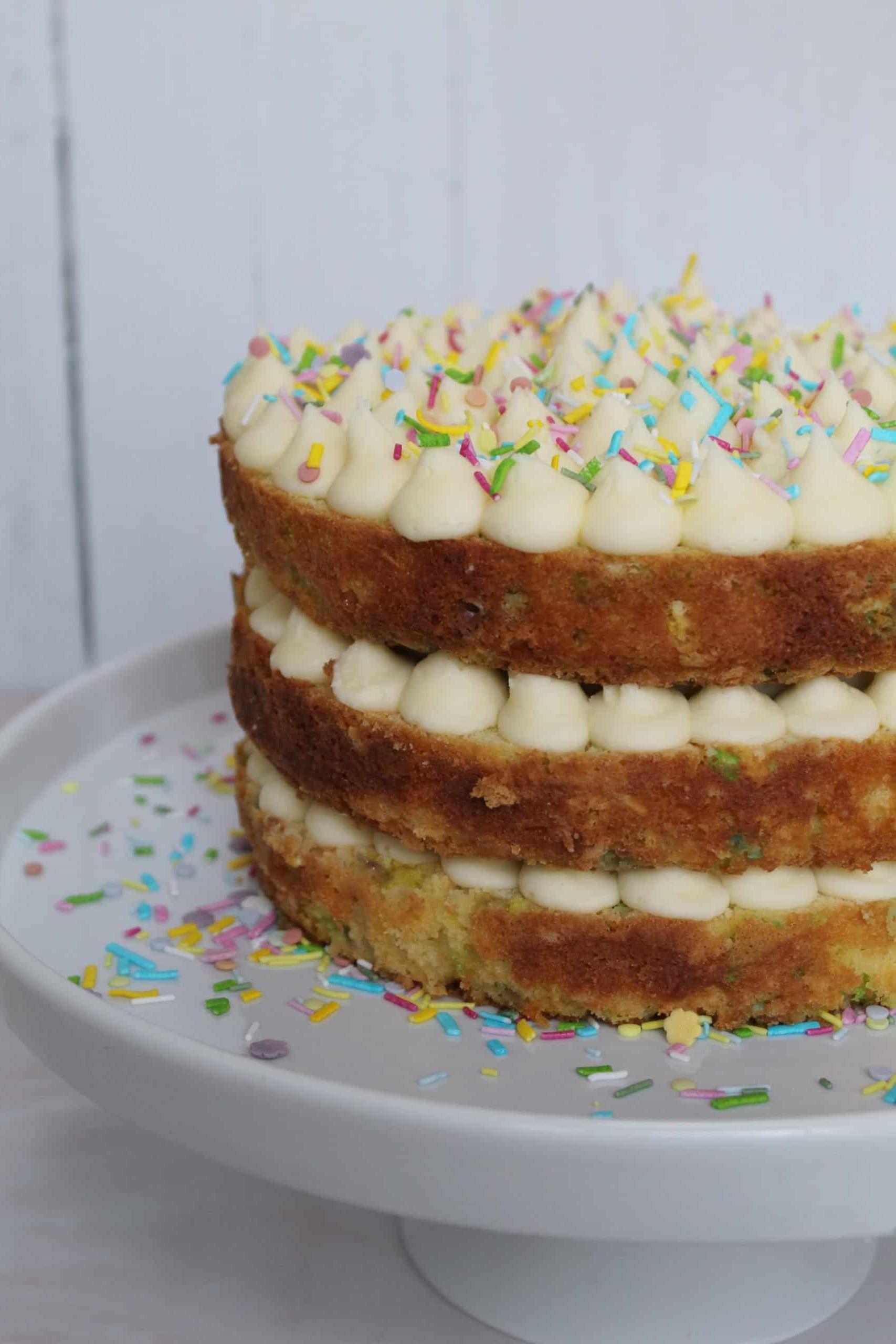 Torta Funfetti senza glutine con zuccherini colorati