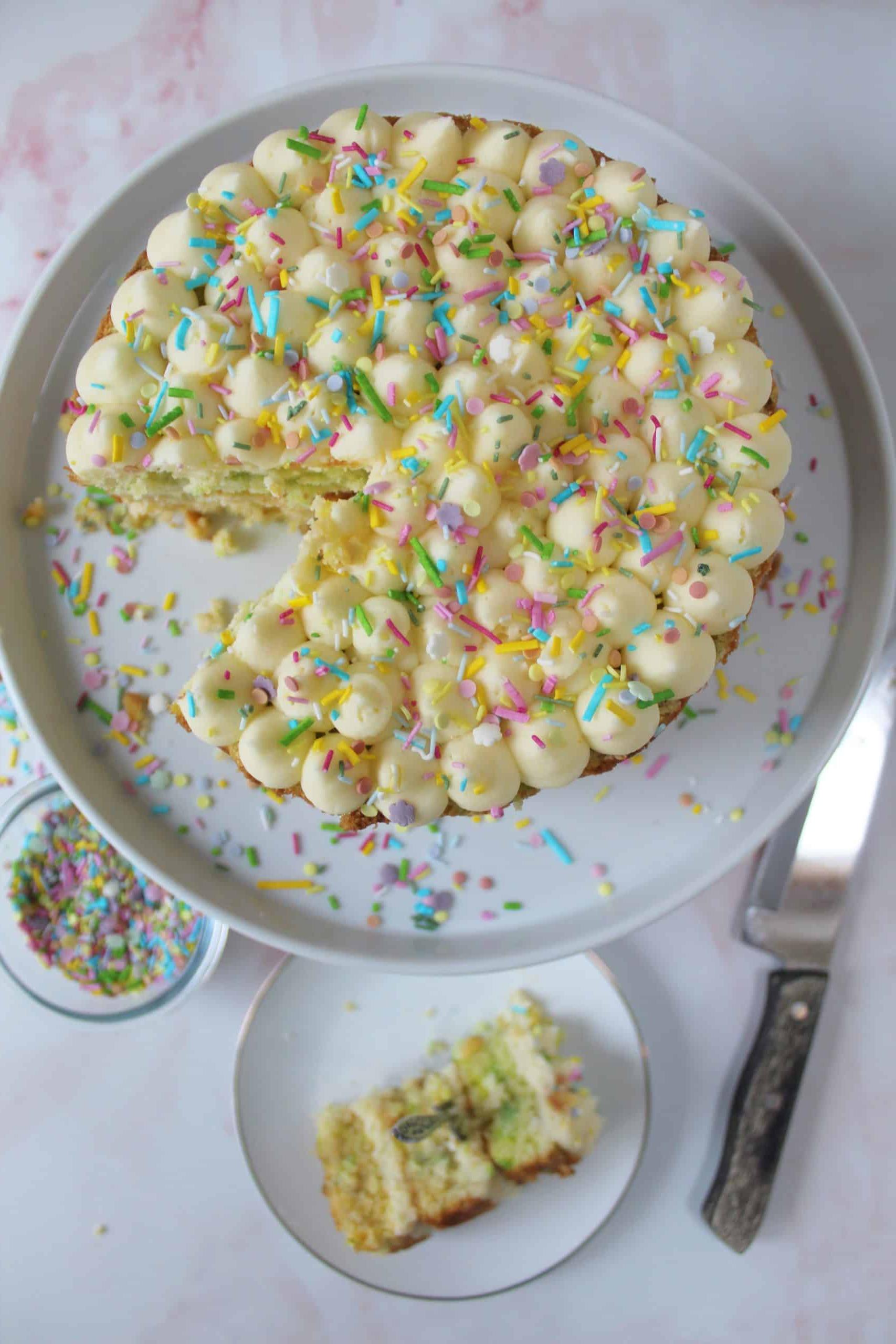 Fetta di torta Funfetti senza glutine