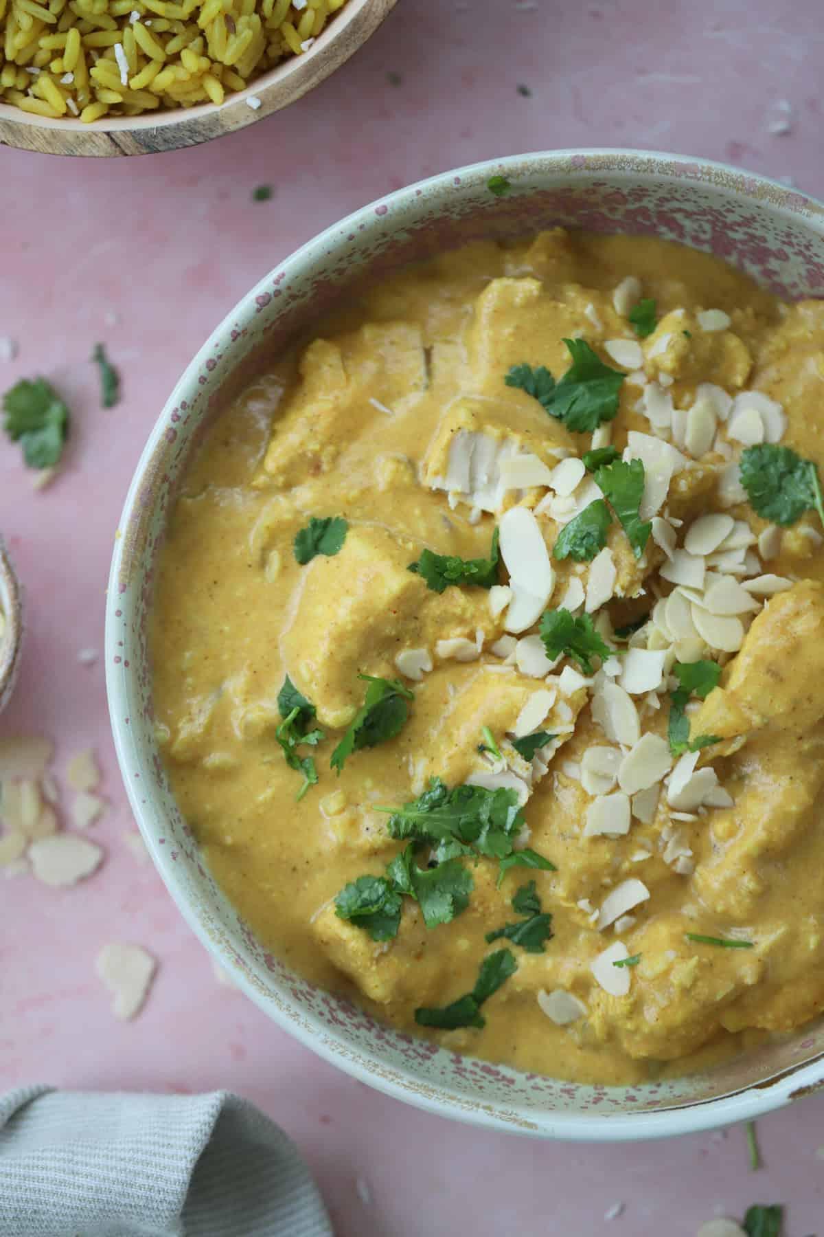 Korma di Pollo a Cottura Lenta 7 Primo piano di una ciotola di korma di pollo cotto in slow cooker.