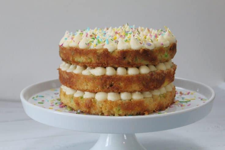 Ricetta della mia torta di compleanno "funfetti" senza glutine 8 Torta Funfetti senza glutine pronta per essere servita