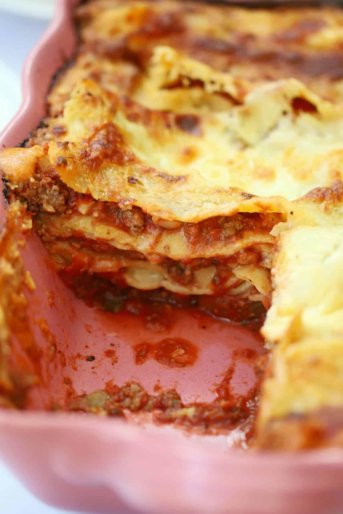 Lasagne Senza Glutine 8 Gli strati di una lasagna senza glutine in una pirofila di ceramica rosa.