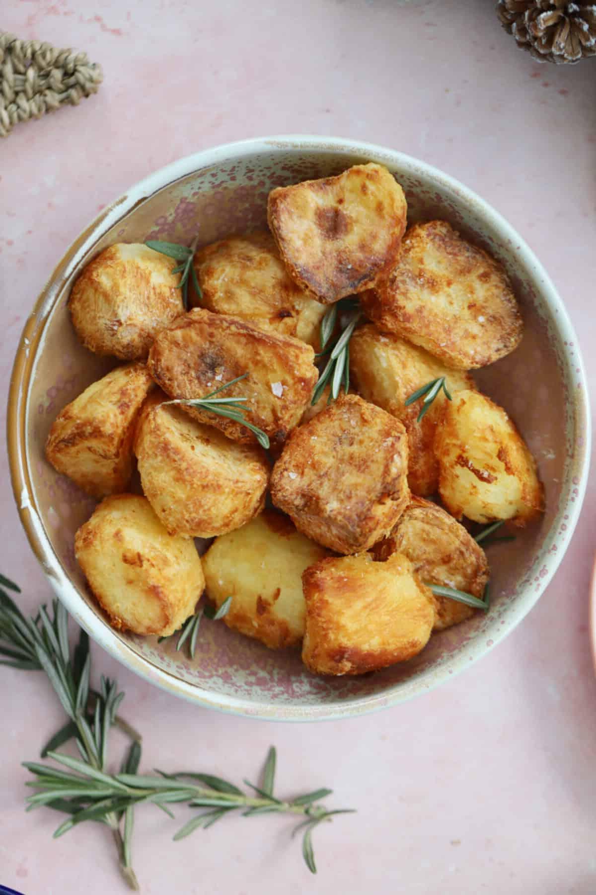 Patate Arrosto in Friggitrice ad Aria 8 Una ciotola piena di patate arrosto nella friggitrice ad aria, pronte per essere gustate.