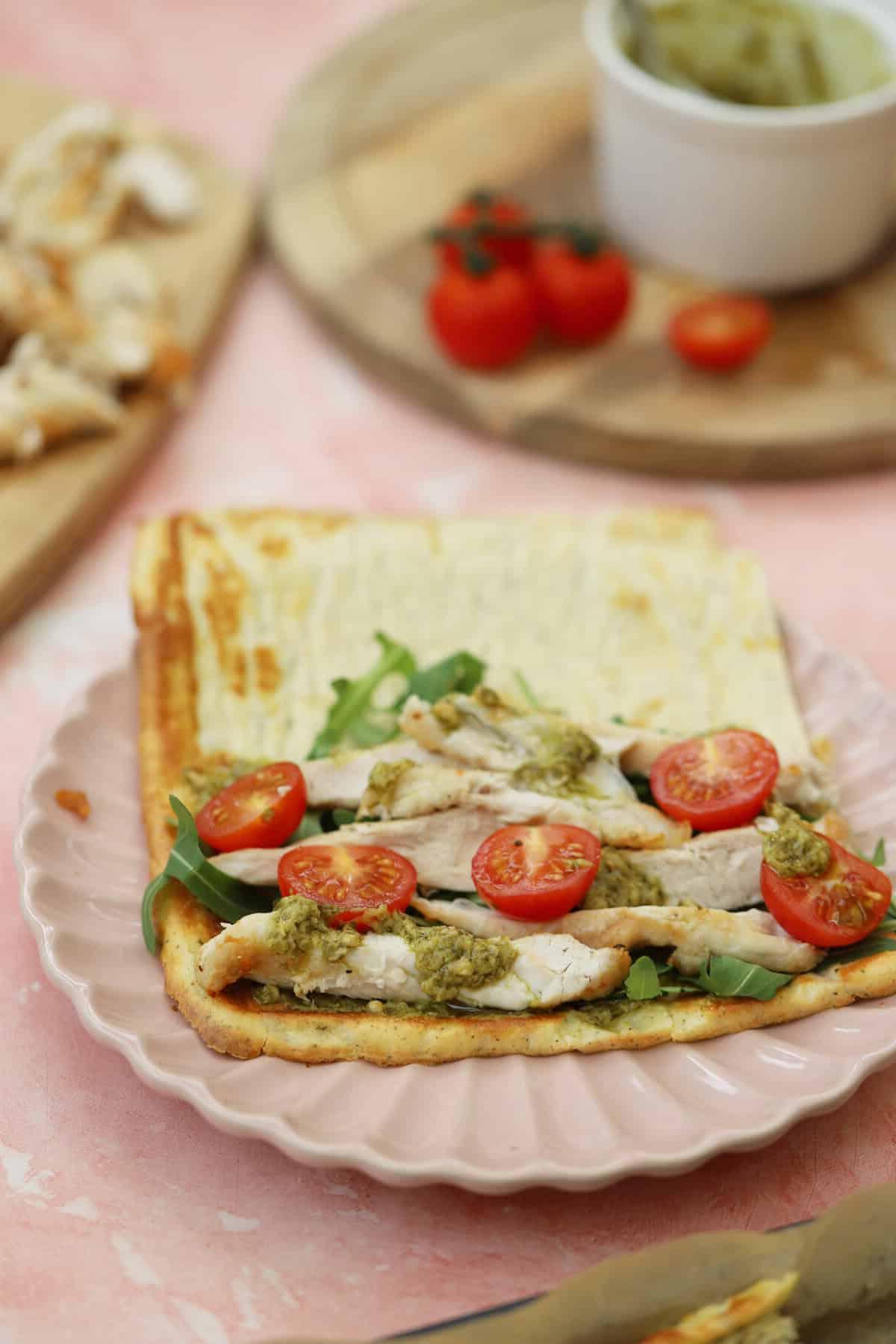 Focaccia con Ricotta 9 Una piadina di fiocchi di latte ripiena di pollo, pomodoro e rucola.
