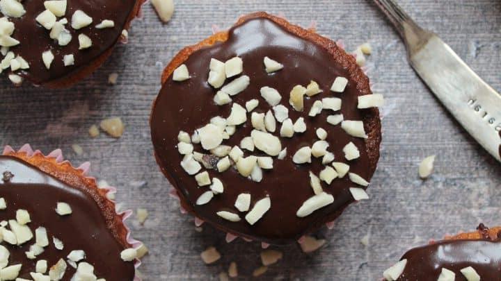 Mini torte fatate alla banana senza glutine con glassa al cioccolato