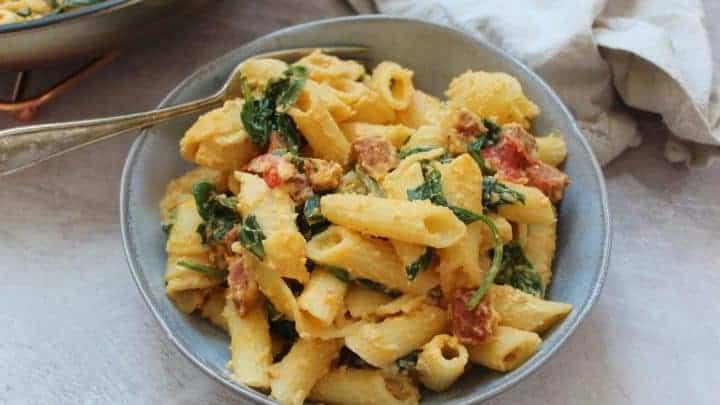 Pasta senza glutine con hummus e chorizo