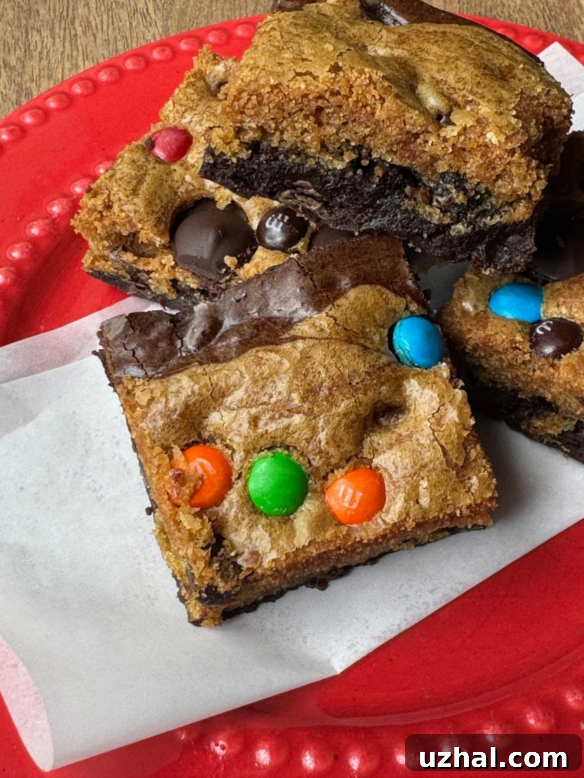 Ghirardelli Ultimate Chocolate Brownie Mix kullanılarak yapılmış parlak tepelere sahip Brookies.