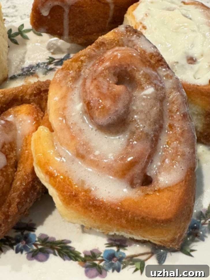 Icing with confectioners' sugar, milk and vanilla (no butter).