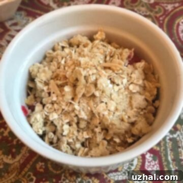 Aromatic Cardamom Raspberry Crisp 3 Freshly baked Cardamom Raspberry Crisp with golden brown topping, ready to serve